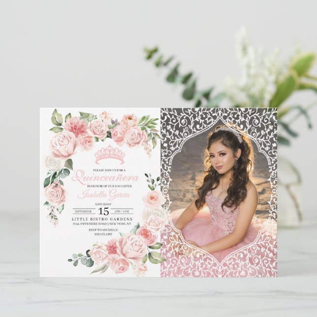Rosa Blommigt Quinceanera Birthday Fotoinbjudan Inbjudningar (Stående Fram)