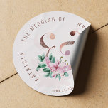 rosa blommigt ro guld, ampersand bröllop runt klistermärke<br><div class="desc">Elegant modern bröllop-parfymeringsetikett/-etikett eller sigill med vackra pastellfärgade rosa-magnolia-blommor med eukalyptus blad och löv bouquet med kopparfaux glitter-ampersand i ro mot  (utbytbar) bakgrund.         Anpassa med bridens och gruppens namn och dina uppgifter om bröllop!</div>