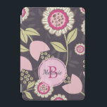 Rosa Blommigt Tulip Mönster Monogram iPad Mini Skydd<br><div class="desc">Rosa tulpaner och växt mönster på mörk löv under mönstrad bakgrund. Anpassa med första och första namn.</div>