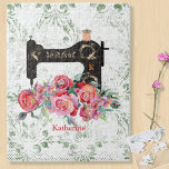Rosa Blommigt Vintage Sewing Maskin Personlig Ji Pussel<br><div class="desc">Låt den här söt sytans tempuzzel, som är tryckt med en svart vintage stil sydd maskin på en fästad damm och prickad bakgrund, passera en trevlig tid. Står i linje med ditt monogram och namn och en lavish bukett av rosa ranunculus-blommor. Redigera bara namn och monogrammet. Du kan välja många...</div>