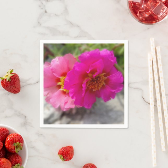 Rosa blommor i sol pappersservett (Insitu)
