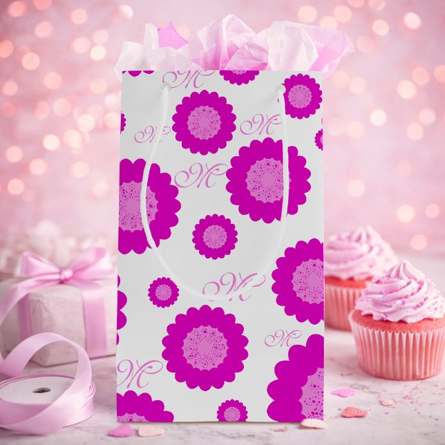 Rosa blommor med initial skripttext presentpåse (Hand drawn pink flowers and script initial gift bag is both pretty and personal.)