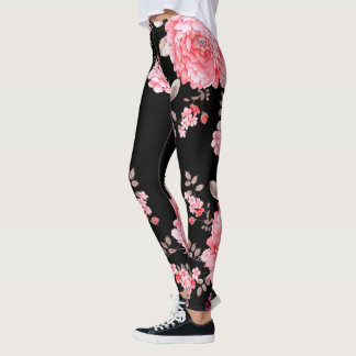 Rosa blommor med svart bakgrund. leggings