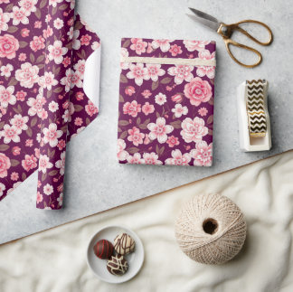 Rosa blommor mönster på lila presentpapper