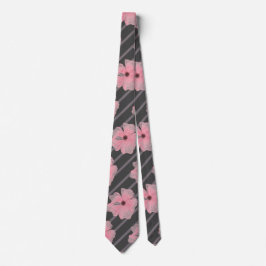 Rosa blommor och randig slips