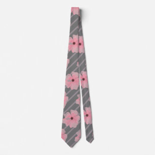 Rosa blommor och randig slips