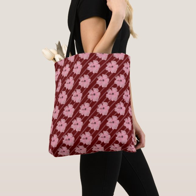 Rosa blommor och randiga toteväska tygkasse (Närbild)