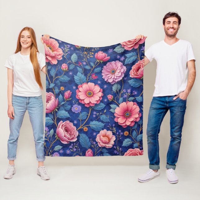 Rosa blommor på livfull blå fleecefilt (På plats)