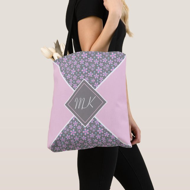 Rosa blomsterfärgsblock med monogram tygkasse (Närbild)