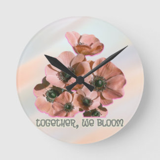 rosa blomsterkonst rund klocka