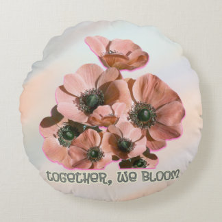 rosa blomsterkonst rund kudde