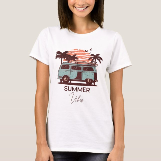 Rosa & Blue Retro Sunset Summer Vibes Typography T Shirt (Framsida)