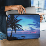 Rosa Blue Sunset Photo, Tropical Island Beach Ocea Laptop Sleeve<br><div class="desc">Snyggt- och klassfotografi av ljus och mörk blått, turkos, violett, ametyst lila och pastellers rosa färgad solnedgång på en exotisk hawaiisk ö-strand med handflatan träd. En tropisk scen för söt älskare på Hawaii, Karibiska stränder, havet, havet, tropikarnas skönhet och populära semestermål för soliga sommarledigheter. Vackra, moderna och coola som täckmantel...</div>