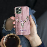 Rosa Boho Hjort Skull Blommigt Monogram Chic<br><div class="desc">Utformningen är ett foto och fodral är inte tillverkat med glitter, sekvenser, metall eller skogen. Denna design finns även tillgänglig på andra mobila modeller. Välj Enhetstyp om du vill visa andra iPhone, Samsung Galaxy eller Google fodral. Vissa stilar kan ändras genom att markera Stil om det är ett alternativ. Du...</div>