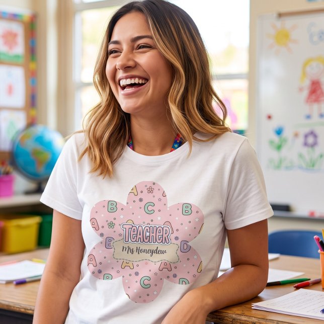 Rosa bokstäver lärare  Skolmönster  T Shirt (Skapare uppladdad)