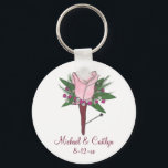 Rosa Boutonniere Ro Bröllop Groom Best Man Nyckelring<br><div class="desc">Med en originalmarkörillustration av en boutonniere-knapp i söt bröllop, hål, omgiven av delikat baby utandning. Perfekt till brudgummen, marskalkar och bäste man! Anpassa bara din händelseinformation. Designern är tillgänglig för att skapa och överföra anpassad design så att det matchar färg och teman i bröllop. Klicka på "Fråga den här designern"...</div>
