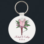 Rosa Boutonniere Ro Bröllop Groom Best Man Nyckelring<br><div class="desc">Med en originalmarkörillustration av en boutonniere-knapp i söt bröllop, hål, omgiven av delikat baby utandning. Perfekt till brudgummen, marskalkar och bäste man! Anpassa bara din händelseinformation. Designern är tillgänglig för att skapa och överföra anpassad design så att det matchar färg och teman i bröllop. Klicka på "Fråga den här designern"...</div>