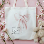 Rosa Bow Baby Shower Tygkasse<br><div class="desc">Lägg till lite elegans och söthet i babyduschen firande med den här chicen i väskan med en delikat rosa och ett inledande monogram med personlig. Den mjuka, feminina designen gör det till perfektens tillbehör för mammor att kunna vara eller gäster, och lägger till en söt och snyggt accent till evenemanget....</div>