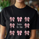 Rosa Bow Bride to be Coquette T-Shirt<br><div class="desc">Fira den brud som ska vara i stil med denna charmerande "Bride to Be" t-shirt, försedd med elegant rosa glitter armbågaccenter. Perfekt för möhippor, möhippor eller planeringsdagar i bröllop kombinerar den här skjortan roligt och sofistikering för att få bruden att känna sig speciell i extra. Designat med bekvämlighet och med...</div>