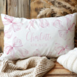 Rosa Bow Coquette Girl Prydnadskudde<br><div class="desc">Rosa Bow Girl Cute Nursery Pillow med eget namn</div>