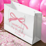 Rosa Bow Födelsedagsfest Cute Namn<br><div class="desc">Lägg till en charmerande beröring till firande med Rosa Bow Födelsedagsfest Cute Namn Large Gift Bag. Den här snygga väskan har en mjuk rosa färg, försedd med en söt vattenfärgssymbol, perfekt för en giftig födelsedagsfest. Anpassa det med namn för att göra varje gåva till extra speciell. Det är perfekt för...</div>