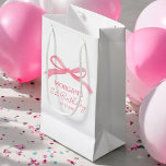 Rosa Bow Födelsedagsfest Cute Namn<br><div class="desc">Lägg till en charmerande beröring till firande med Rosa Bow Födelsedagsfest Cute Namn Small Gift Bag. Den här snygga väskan har en mjuk rosa färg, försedd med en söt vattenfärgssymbol, perfekt för en giftig födelsedagsfest. Anpassa det med namn för att göra varje gåva till extra speciell. Det är perfekt för...</div>