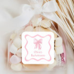 Rosa Bow Gifter sig Bachelorette Party Fyrkantigt Klistermärke<br><div class="desc">Lägg till en charmerande beröring till ditt gifter sig bachelorette-parti med vår Personlig Rosa Bow Gifter sig Bachelorette Party Square Sticker. Perfekt för ett tema som hon gifter sig höjer denna design alla former av buggbacheloretttema och böjer den röda bakteriefesten med en rosa coquette bachelorette Party vibe. Idealisk för bakterioretternas...</div>