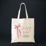 Rosa Bow Hon Gifter sig Bachelorette Party Tygkasse<br><div class="desc">Vi presenterar Rosa Bow Hon Gifter sig Bachelorette Party Tote Bag - perfekten för att fira den blivande bruden! Den här chicen i väskan har en snyggt rosa-buskdesign med frasen "Hon är Gifter sig", som tillför en liten elegans till alla bachelorettfester. Den här väskan är gjord av ett tåligt och...</div>