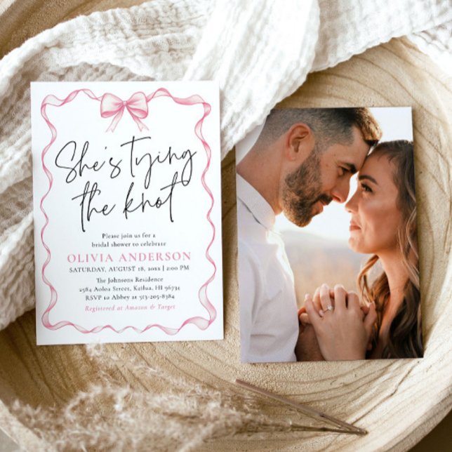  Rosa Bow Hon Gifter sig Möhippa Inbjudningar (Watercolor Modern Cute Blush Pink Bow Ribbon Coquette She's Tying the Knot Bridal Shower Invitation)