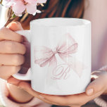 Rosa Bow Kaffemugg<br><div class="desc">Lägg till lite elegans och feminitet i din morgonrutin med det här vackra mugg med en delikat rosa och ett inledande monogram av personlig. Den mjuka, giftiga designen gör det till en snyggt i ditt kök, med ett sött och trendig som är synligt för din kaffe- eller tetid. Anpassa enkelt...</div>