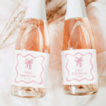 Rosa Bow Möhippa Mini Champagne<br><div class="desc">Fira en chic gifter sig möhippa med Personlig Rosa Bow Möhippa Mini Champagne-etiketter! Perfekt för ett tema för möhippa av buggar, dessa etiketter ger en söt beröring till ditt båge party och anpassar sig på ett vackert sätt till temaformer för coquette-möhippa. Idealisk för att binda ihop idéerna om möhippan och...</div>