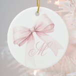 Rosa Bow Monogram jul Ornament<br><div class="desc">Lägg till lite elegans och feminitet i din helgdag-dekoration med denna vackra julprydnad som har en delikat rosa-båge och ett inledande monogram av personligen. Den mjuka, giftiga designen är perfekten för att ge Julgran ett sött och trendig. Anpassa enkelt med din första gång för en chic, personlig som kompletterar din...</div>