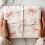 Rosa Bow Namn Presentpapper<br><div class="desc">Gör din gåva ännu mer speciell med den här Personlig Rosa Bow Wrapping-Papper som innehåller ett känsligt mönster av mjuka rosor och möjligheten att lägga till ett eget namn! De elegant rosa bows är perfekt för bröllop, möhippor, babyduschar, födelsedagar och andra speciella tillfällen. Anpassa designen genom att lägga till mottagarens...</div>