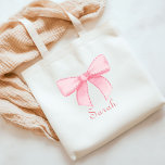 Rosa Bow Namn Tote Bachelorette Bridesmaid-gåva Tygkasse<br><div class="desc">Öka din bachelorette-fest med vår snyggt och personlig Bridesmaids Gift Tote Bag,  perfektens tillbehör till din möhippa-trupp. Adorerad med en charmerande rosa båge.</div>