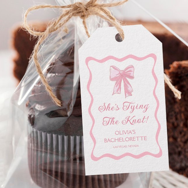 Rosa Bow Shes Gifter sig Bachelorette Presentetikett (Skapare uppladdad)