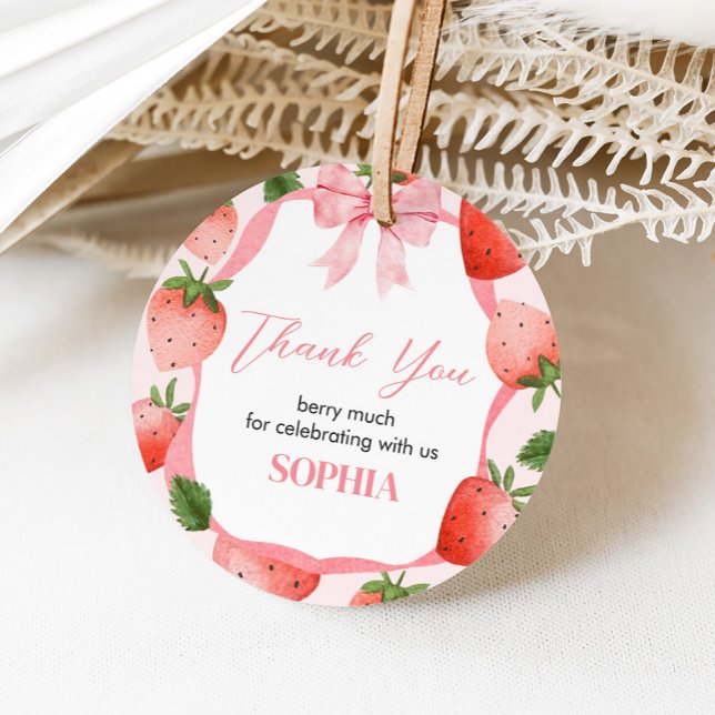 Rosa Bow Strawberry Berry Första födelsedag Rund Gåvor Etiketter (Pink Coquette Strawberry Berry First Birthday Party Round Favor Tags)