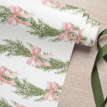 Rosa Bow Winter Grönt Wrapping Papper Presentpapper<br><div class="desc">Denna pappra förpackning har en mjuk utformning av eleganten med ljusa rosa knärör och grönt gräs grenar som är placerad i ett upprepande mönster. Den känsliga vattenfärgen stil-illustrationen ge är en seren och festlig känsla, perfekt för vinter- eller jultema. Den vita bakgrunden förstärker den rena och rena estetiken, skapar den...</div>