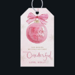 Rosa Bow Winter Onederland, första födelsedag Presentetikett<br><div class="desc">Firar din lilla magiska milstolpe med vår fantastiska "Winter Onederland" Första födelsedagsinsamlingen! Den här lysande märkrn med förmånliga presenter fångar glädjen och av ditt barns första år med en snygg vattenfärgsdesign som perfekt kombinerar elegans och charm. Kärnan i denna design är en vacker rosa julprydnad, med en vacker rosa. Bakgrunden...</div>