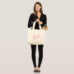 Rosa Bride Tote Bag-Bröllop Gift Jumbo Tygkasse<br><div class="desc">Enkel,  chic och söt. Den här Bride tote-väskan har ett mjukt  rosa-skript på en naturlig arbetsytebakgrund,  och skapar det som perfektens tillbehör för den moderna bruden. Den här väskan är snyggt och elegant.</div>