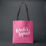 Rosa Brides fyrkantstecken Personlig Brudens sida Tygkasse<br><div class="desc">Anpassningsbar brudens sida tote bags med "Torgrafik" i snyggtens penselskript. Anpassa den med bröllop-datum,  bröllop-hashtagg,  namn eller annan anpassningsbar. Trendiget skrivs ut på baksidan. Perfektens gåva till brud,  brudgumm och bröllopsfest!</div>