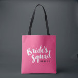 Rosa Brides fyrkantstecken Personlig Brudens sida Tygkasse<br><div class="desc">Anpassningsbar brudens sida tote bags med "Torgrafik" i snyggtens penselskript. Anpassa den med bröllop-datum,  bröllop-hashtagg,  namn eller annan anpassningsbar. Trendiget skrivs ut på baksidan. Perfektens gåva till brud,  brudgumm och bröllopsfest!</div>