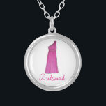 Rosa Bridesmaid Dress Bröllopsfest Necklace Silverpläterat Halsband<br><div class="desc">Necklace har en originalmarkörillustration av en rosa brud klänning,  med BRIDESMAID i ett roligt-teckensnitt. En underbar brudens sida-gåva!</div>