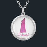 Rosa Bridesmaid Dress Bröllopsfest Necklace Silverpläterat Halsband<br><div class="desc">Necklace har en originalmarkörillustration av en rosa brud klänning,  med BRIDESMAID i ett roligt-teckensnitt. En underbar brudens sida-gåva!</div>