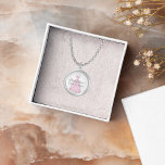 Rosa Bröllop Maid of honor Personlig Silverpläterat Halsband<br><div class="desc">Fira brudens sida med den här bröllop-bridesrumperade keepén, en tidlös maid of honor-smyckesskript i biet med elegant-kalligrafi och en snyggt-typografi. Med en vattenfärgsfärgad rosa-klänning tillför brudens sida-minnet en hjärtfull beröring till din speciella dag. Designat i ett unikt kreativ stil med en enkel minimalistisk estetik, gör den söta vismbilden till en...</div>