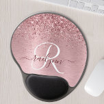 Rosa Brushed Metall Glitter Monogram Namn Gel Musmatta<br><div class="desc">Anpassa enkelt trendigets chic med musmatta som har söt  rosa och gnistor glitter på en  rosa,  borstad metallbakgrund.</div>
