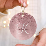 Rosa Brushed Metall Glitter Monogram Namn Julgransprydnad Keramik<br><div class="desc">Anpassa chicen keramisk prydnadsdesign av keramisk trendig enkelt med söt  rosa mousserande glitter på en  rosa med borstad metallbakgrund.</div>