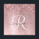 Rosa Brushed Metall Glitter Monogram Namn Magnet<br><div class="desc">Anpassa enkelt den här chicen av trendig med magnet-design som ger söt  rosa och gnistor glitter på en  rosa,  borstad metallbakgrund.</div>