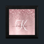 Rosa Brushed Metall Glitter Monogram Namn Minnesask<br><div class="desc">Anpassa enkelt den här chicen av trendig-presentboxen med söt  rosa som gnistar glitter på en  rosa,  borstad metallbakgrund.</div>
