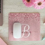 Rosa Brushed Metall Glitter Monogram Namn Musmatta<br><div class="desc">Anpassa enkelt trendigets chic med musmatta som har söt  rosa och gnistor glitter på en  rosa,  borstad metallbakgrund.</div>