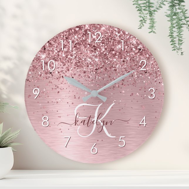  Rosa Brushed Metall Glitter Monogram Namn Rund Klocka (Skapare uppladdad)